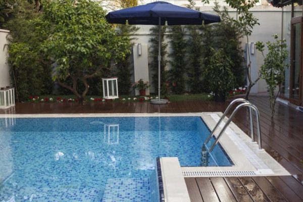 pool-5055009_1280-768x512